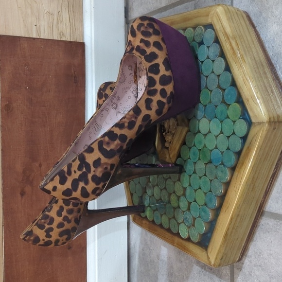 Size 9 m. Betsyville leopard print and purple platform heels - Picture 4 of 6